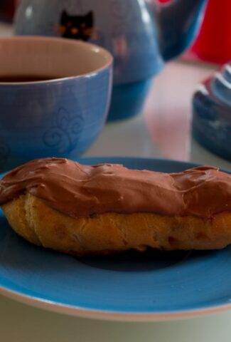 French chocolate eclairs (éclairs au chocolat)