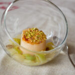 Verrine de Noix de Saint-Jacques sur lit de poireaux saupoudrée de pistache