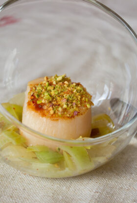 Verrine de Noix de Saint-Jacques sur lit de poireaux saupoudrée de pistache