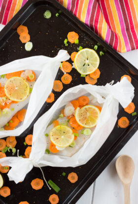 Cabillaud au citron et oignons nouveaux en papillote