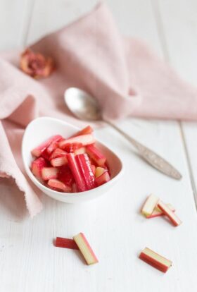 Rhubarbe et fraises rôties au beurre