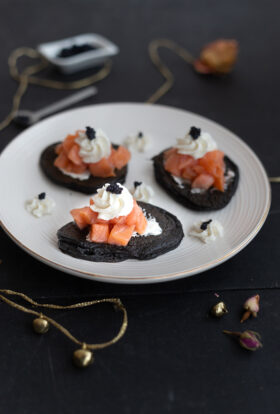 Blinis à l'encre de seiche, cœur de saumon fumé Labeyrie, mousse au raifort et œufs de lompe