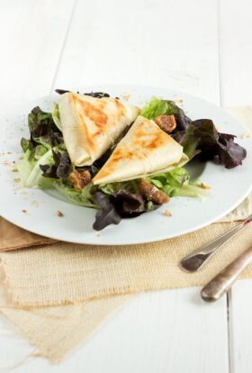 Bricks au fromage de chèvre frais, pommes, figues séchées et noix