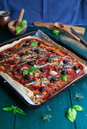 Tarte aux anchois et aux poivrons marinés