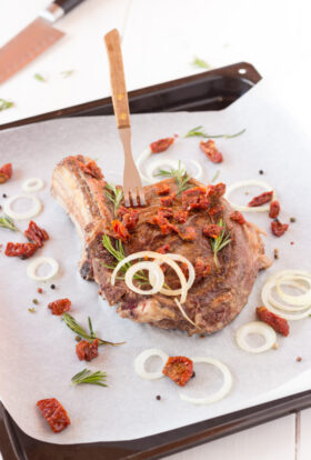 Côte de bœuf marinée aux tomates séchées et romarin
