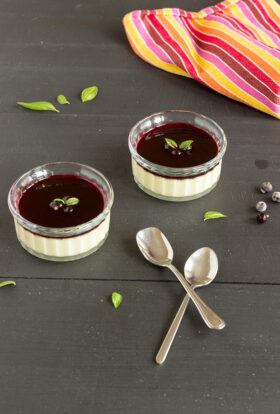 Crème aux œufs à la vanille avec coulis de cassis maison - Foodista challenge #11