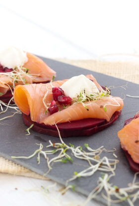 Toasts de duo de betteraves au saumon fumé à la mousse de raifort