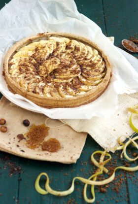 Tarte aux pommes, au caramel et aux éclats de noisettes torréfiées