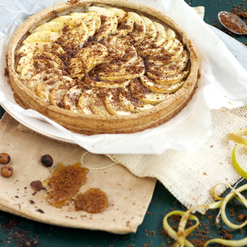 Tarte aux pommes, au caramel et aux éclats de noisettes torréfiées