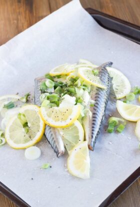 Maquereaux en papillote au citron et aux oignons nouveaux
