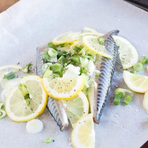 Maquereaux en papillote au citron et aux oignons nouveaux