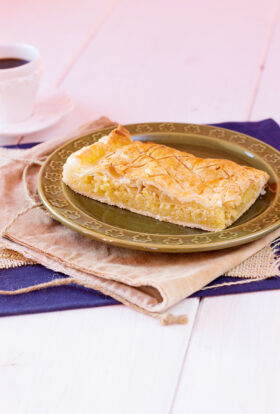 Pithiviers ou galette frangipane aux pommes pour célébrer les rois