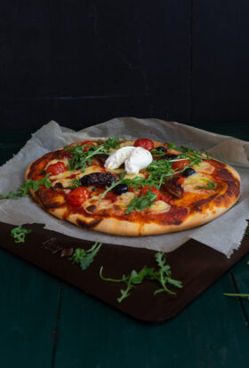Pizza tomates cerises, tomates séchées, roquette et burrata