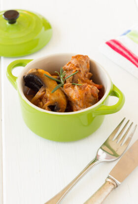 Ragoût de porc aux champignons et à la tomate