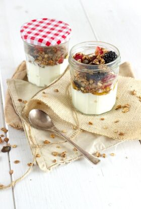 Red berries muesli with homemade granola take away