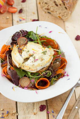 Salade de chèvre chaud, poires et cranberries