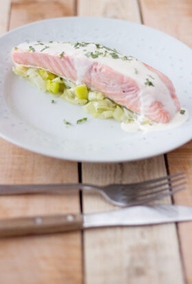 Salmon papillote with leek and estragon cream sauce