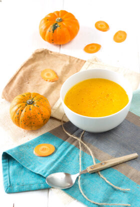 Soupe monochrome carotte et courge mandarin