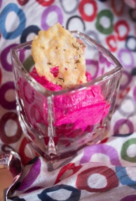 Verrine de crème de betterave et chips de parmesan