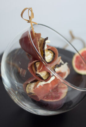 Verrine de petits rouleaux d'aubergine et de jambon cru