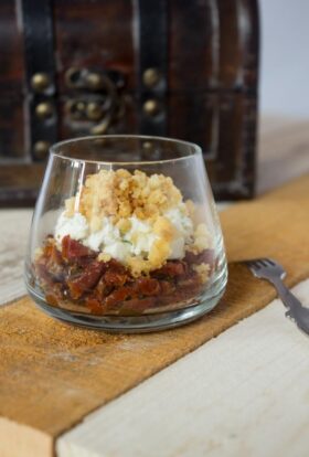 Verrine: Goat cheese and dried tomatoes crumble