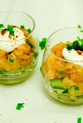 Verrine: Tartare de saumon et concombre