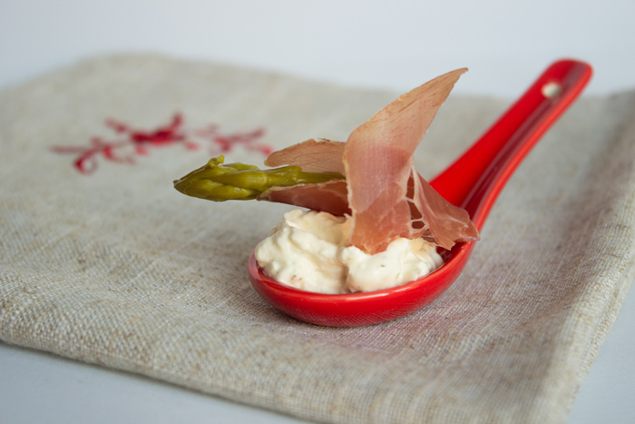 Goat cheese, parma ham and asparagus bite