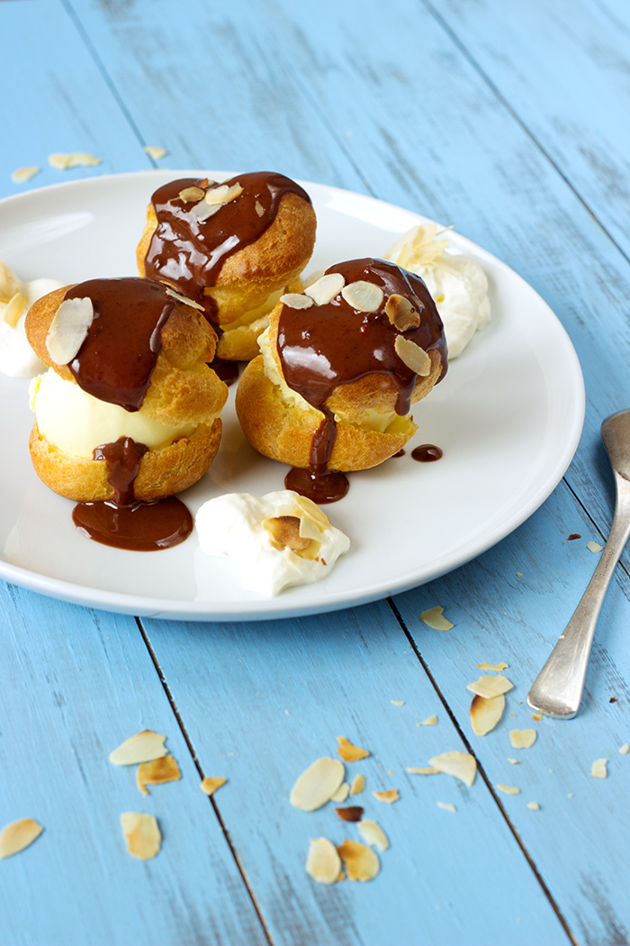 Recette de Profiteroles glacées à la vanille recouvertes de sauce au chocolat