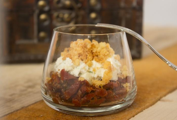 CUILLERE DE CHANTILLY AU CHEVRE ET CRUMBLE DE TOMATES SECHEES - SARAH  TATOUILLE