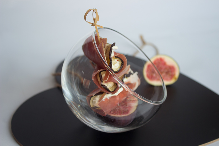 Verrine de petits rouleaux d'aubergine et de jambon cru